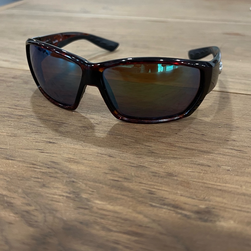 Costa Tuna Alley sunglasses with tortoise frame, Green mirror 580 glass lens